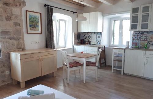 Stari Grad Apartment | House at the seafront