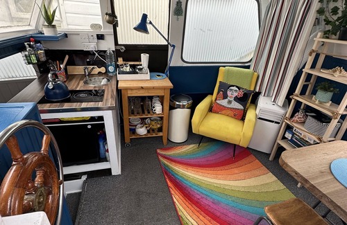 Hampton Wick Boat Rental | House Boat Experience! Cozy hip Place With an Amazing View of the River Thames