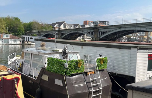 Hampton Wick Boat Rental | House Boat Experience! Cozy hip Place With an Amazing View of the River Thames
