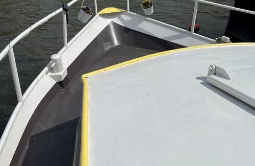 Hampton Wick Boat Rental | House Boat Experience! Cozy hip Place With an Amazing View of the River Thames