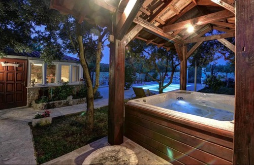 Banj House | House Bongo