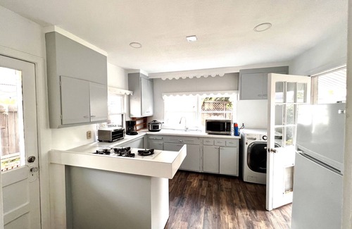 Downtown House | House, close to Disneyland, and beaches.1.5 miles to John Wayne airport.