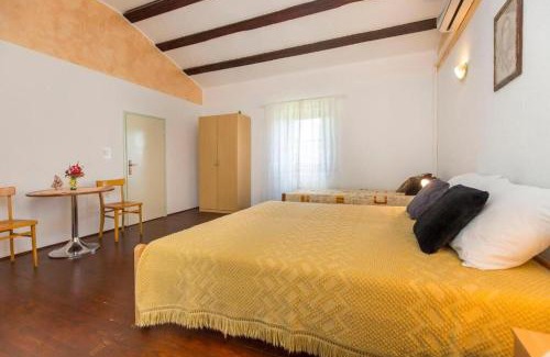 Mali Turini House | House Dean