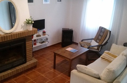 Villaluenga del Rosario House | House with two floors, 2 bathrooms, 3 bedrooms, living room, fireplace and kitchen.