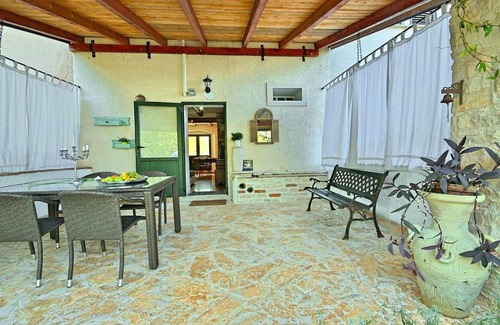 Materada House | House Ester