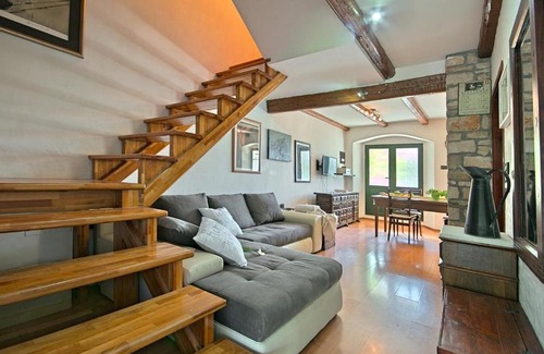 Materada House | House Ester