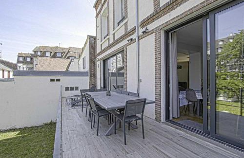 Deauville City Centre House | House for 18 people with cinema Place Morny
