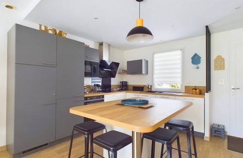Olonne-sur-Mer Ski Chalet | House for 7, shared pool, 2km from the beach