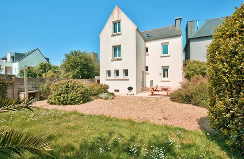 Plouguerneau Ski Chalet | House for 8 in the center of Plouguerneau