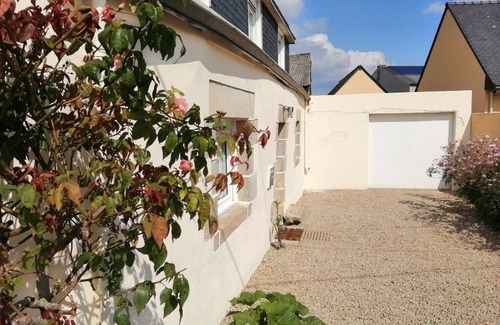 Ploneour-Lanvern House | House