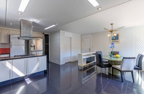 Jardim Praiano House | House in Guarujá with the most beautiful view from the city to the ocean