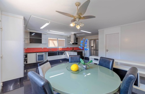 Jardim Praiano House | House in Guarujá with the most beautiful view from the city to the ocean