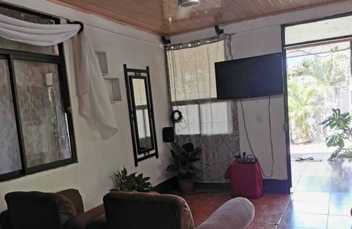 Veintisiete de Abril House | House in the village / Casa en el pueblo