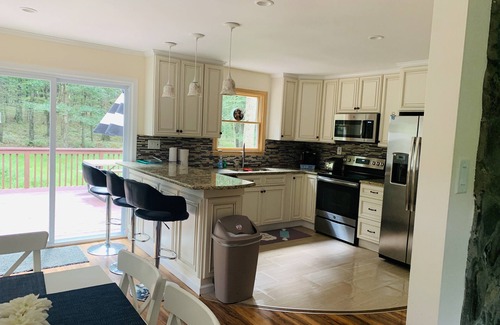 East Stroudsburg House | House in the woods .HOT TUB!