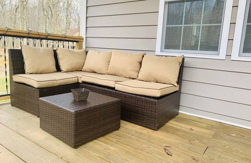 East Stroudsburg House | House in the woods .HOT TUB!