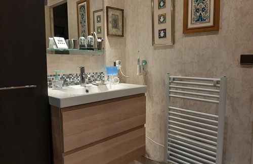Villeneuve-Saint-Denis Bed & Breakfast | House ! Jacuzzi! 5 minutes from Disney and nature village!