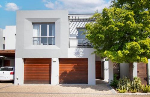 Stellenbosch Central House | House La Gratitude - secure parking