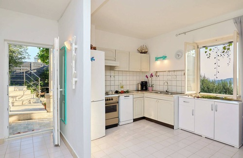 Brsecine House | House Lilla with Private Hot Tub