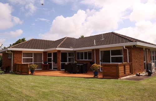 Auckland House | House Located at Central of East Auckland Walking to Botany Shopping Mall n