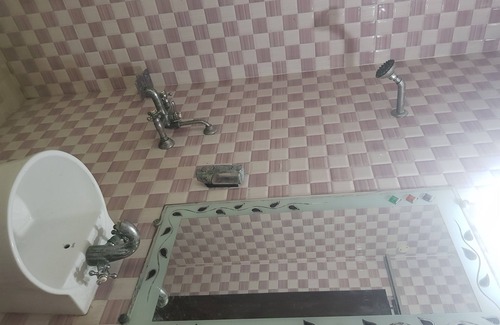 Agra House | House located near the Tomb Of Akbar Sikandra, a perfect tourist attraction.