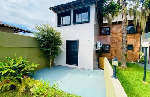 Carianos House | House near Florianópolis airport, with pool table and ample space!