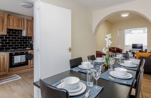 Barking House | House near Barking station, 30 mins to London. Parking paid. Close to amenities.