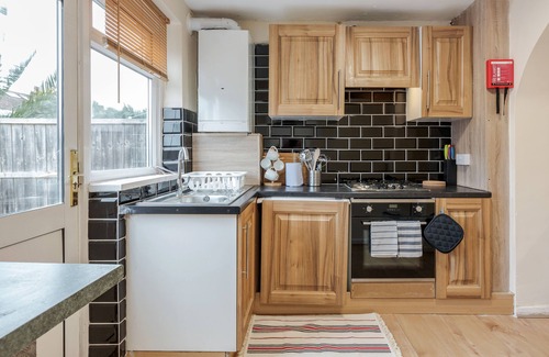 Barking House | House near Barking station, 30 mins to London. Parking paid. Close to amenities.