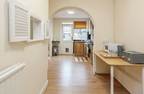 Barking House | House near Barking station, 30 mins to London. Parking paid. Close to amenities.
