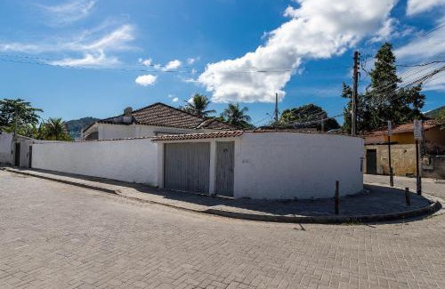 Engenho do Mato House | House near the mountain and the sea.