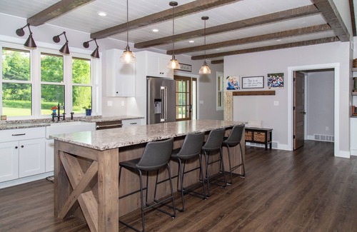 Plymouth House | House Neighboring Road America and the Mullet River