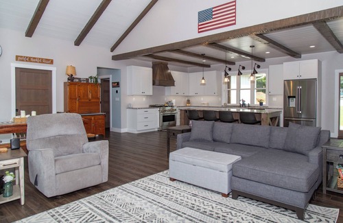 Plymouth House | House Neighboring Road America and the Mullet River