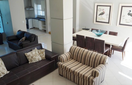 Jurere Internacional House | House of 06 Suites - Pool - p/17PAX - Odd Location - Check!