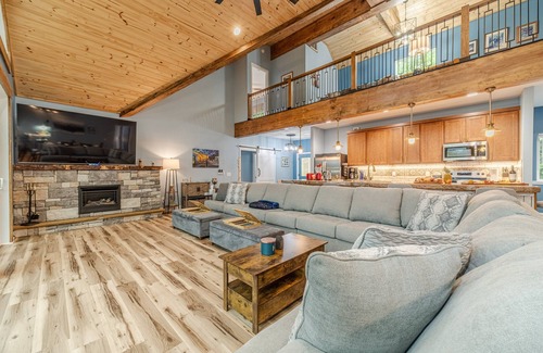 Helen House | House of Blues | Luxury Golf/Mountain Retreat | Hot Tub | Pool Table | Sauna