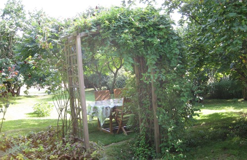 Montreal Cottage | House of character restored in vineyard with park and shaded garden
