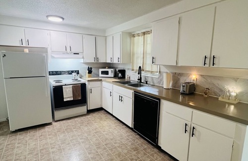 Crystal River House | House of Shells 🐚 Fenced yard, 🐶 friendly, 🔥 pit