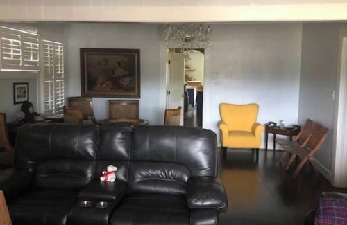 Crestline Heights House | House of the Lions quite and safe 1930s bungalow.