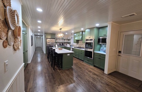 Dennard House | House on 25 acres with river accesss in charming Leslie with Hottub, AC, WiFi.