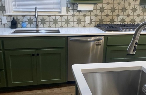 Dennard House | House on 25 acres with river accesss in charming Leslie with Hottub, AC, WiFi.
