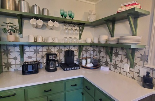 Dennard House | House on 25 acres with river accesss in charming Leslie with Hottub, AC, WiFi.