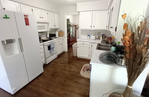 Bowling Green House | House on a quiet court, close to hospitals,restaurants and retail.