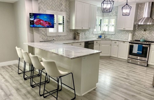 Arlington Park House | House on Hibiscus - New, Close to Beach and Everything Else. Pet Friendly!