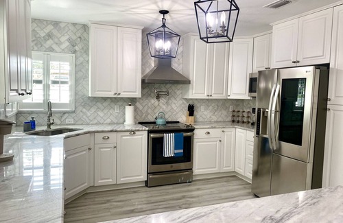 Arlington Park House | House on Hibiscus - New, Close to Beach and Everything Else. Pet Friendly!