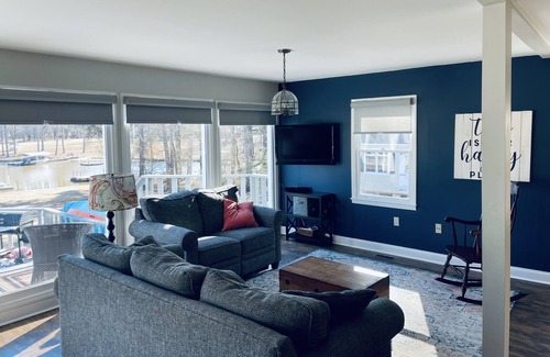 Inman House | House on Lake Bowen with Breathtaking Views of the Water