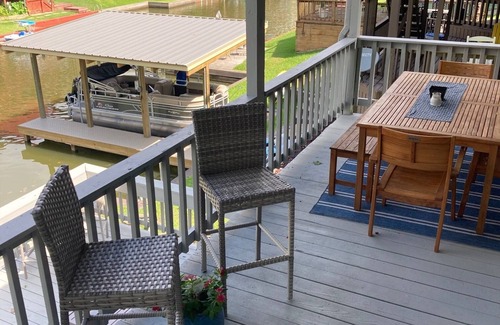 Clear Water Point House | House on lake Conroe, sleeps 7, newly remolded with awesome deck!