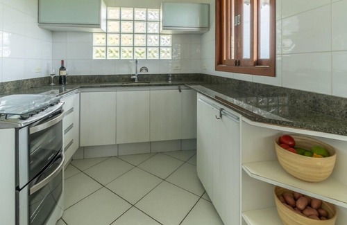 Barra de Ibiraquera House | house on the edge of the beach with spectacular view and large garden