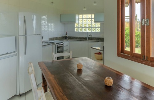Barra de Ibiraquera House | house on the edge of the beach with spectacular view and large garden