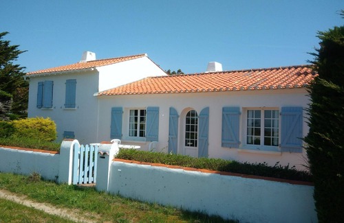 Barbatre House | house on the edge of a dune 300metres from the beach
