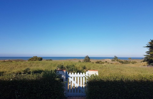 Barbatre House | house on the edge of a dune 300metres from the beach