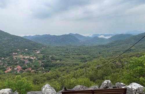 Donje Polje House | house on the hill