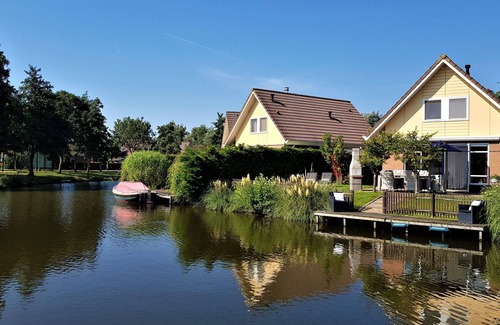 Medemblik House | House on the Zuiderzee beach, vacation home right on the water with Wifi